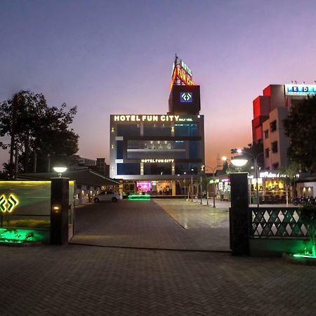 Hotel Fun City Navsari Exterior foto