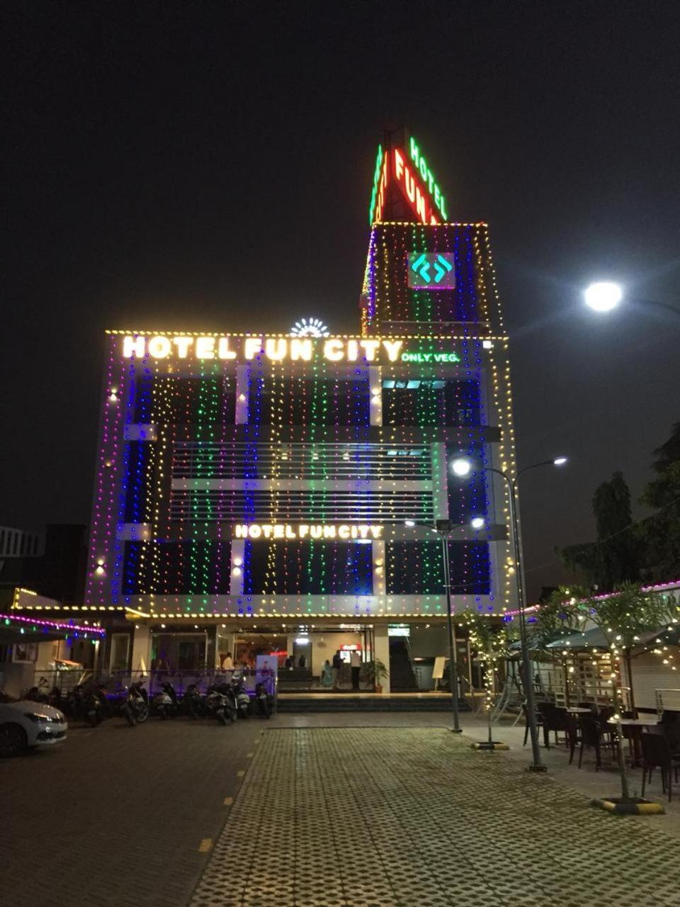 Hotel Fun City Navsari Exterior foto