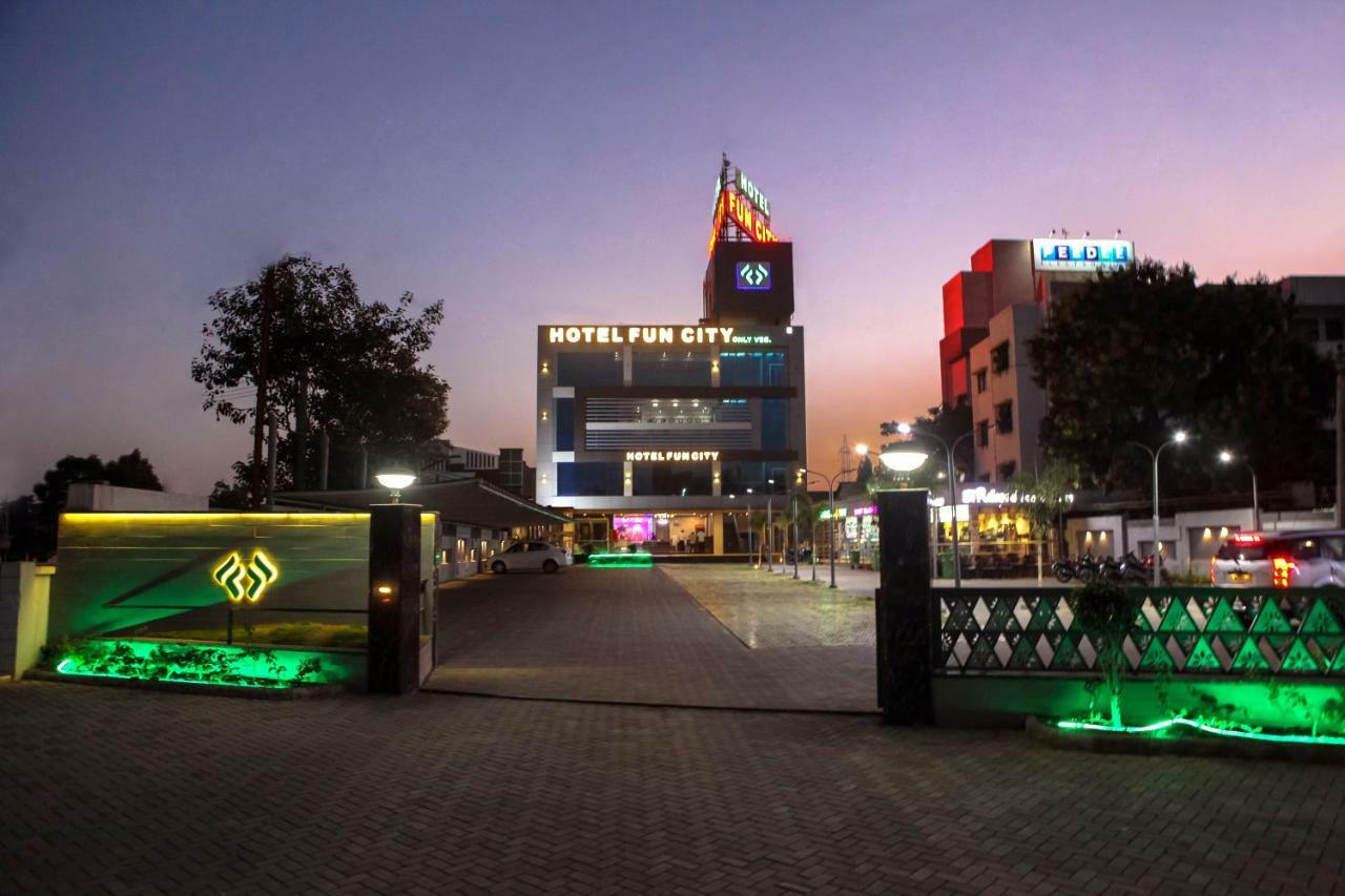 Hotel Fun City Navsari Exterior foto
