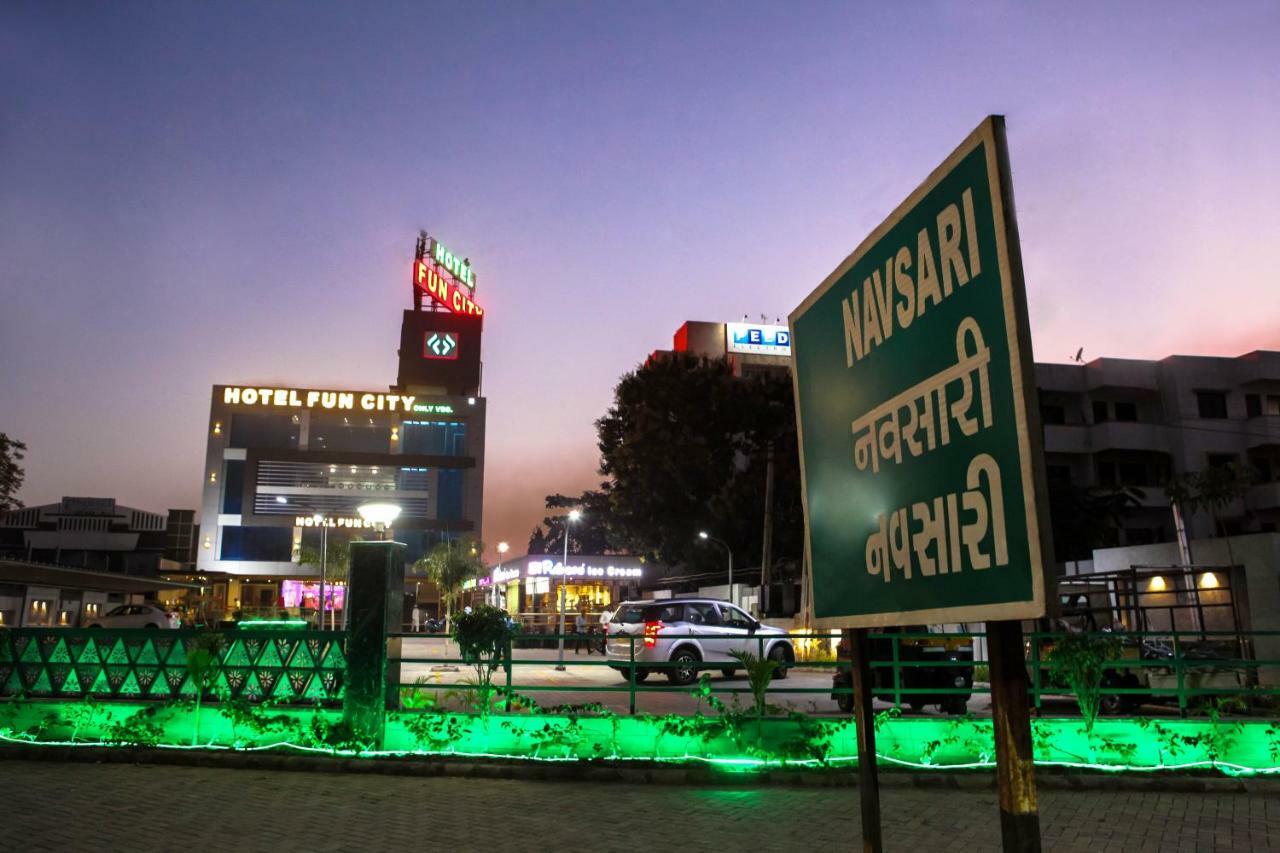 Hotel Fun City Navsari Exterior foto