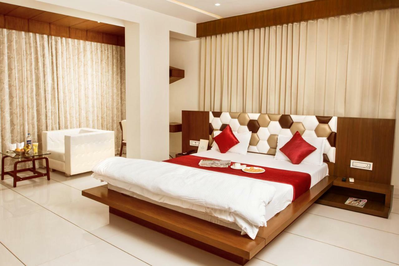 Hotel Fun City Navsari Exterior foto