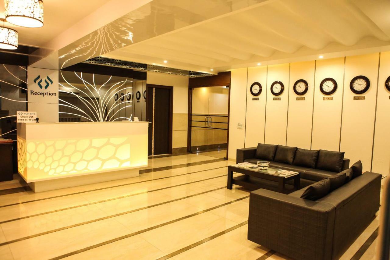Hotel Fun City Navsari Exterior foto