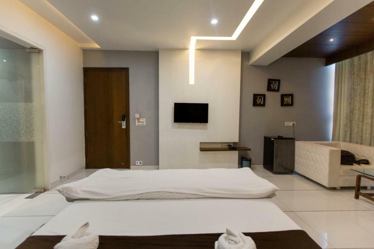 Hotel Fun City Navsari Exterior foto